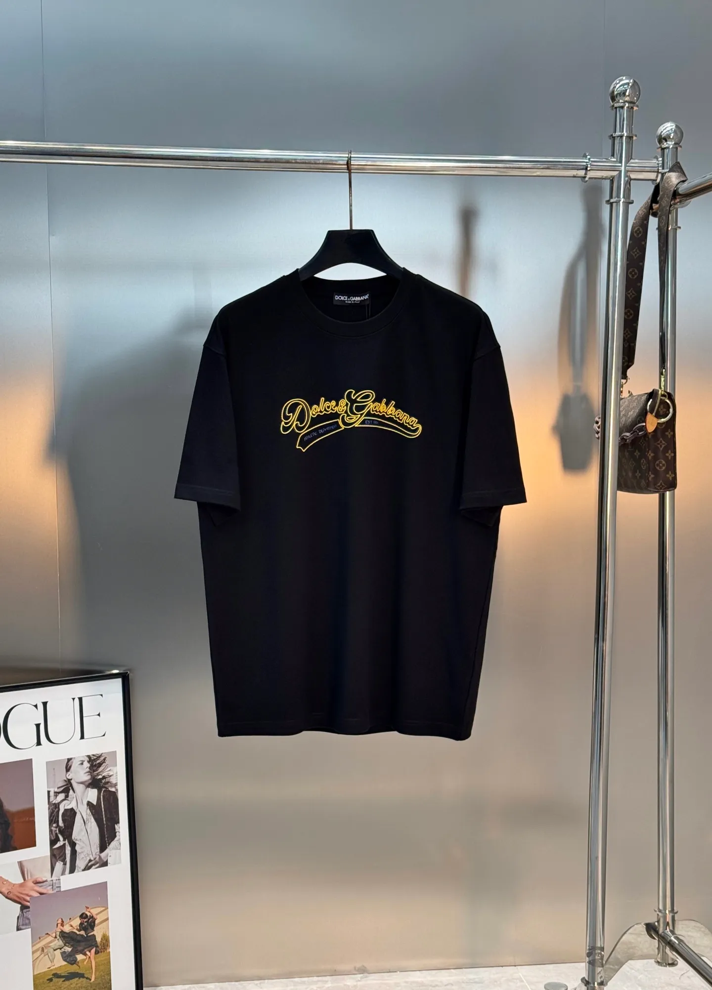 180 ⚜️ Dolce & Gabbana New Arrival T ， Same Style❤️ +“ATHLETIC DEPARTMENT EST ” ，Retro ！ . Breathable， White、Black、Dark Gray ， Gold Gray ， 。 ， ， . ！Sizes：S-3XL ❗️（175/145 L）